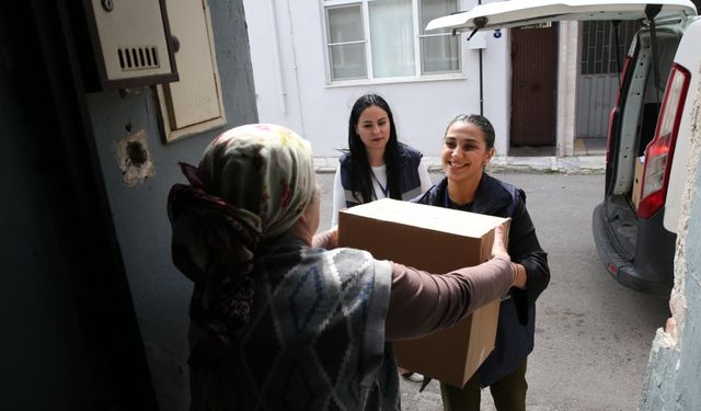 Dar gelirli ailelere destek eli: Çiğli Belediyesi gıda kolisi seferberliği başlattı