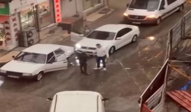 İzmir trafiğinde döner bıçaklı saldırı: Şüpheli gözaltına alındı!