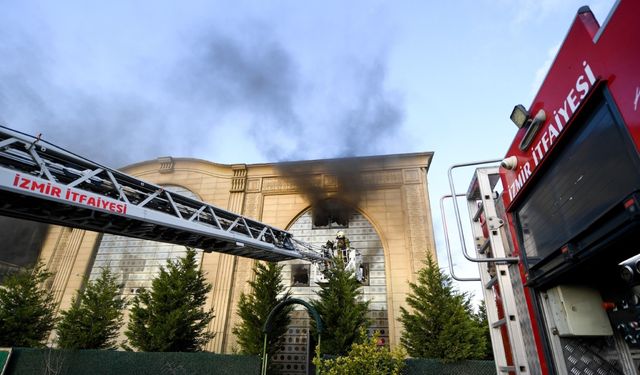 İzmir’de fabrika yangını paniğe neden oldu: Gökyüzü dumanla kaplandı
