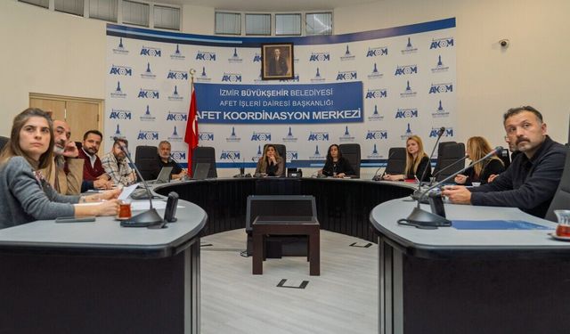 İzmir alarmda: Kuvvetli yağış ve fırtınaya karşı kriz masası kuruldu