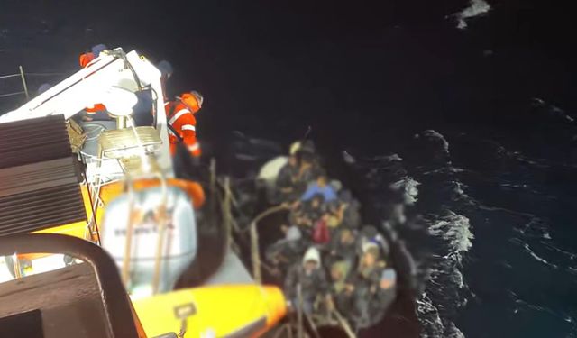 İzmir açıklarında göçmen botu yarı batık bulundu: 1 kişinin cansız bedenine ulaşıldı