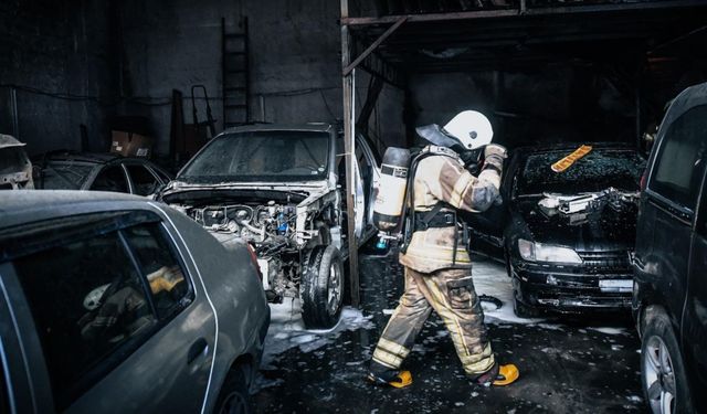 İzmir’de yangın alarmı: Buca’daki oto tamirci deposu alevlere teslim oldu