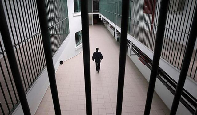 İzmir’de cezaevinde şok saldırı: 2 memur yaralandı