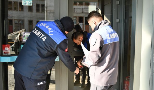 İzmir’de ilk: Torbalı’da halk sağlığını tehdit eden marketler kapatıldı