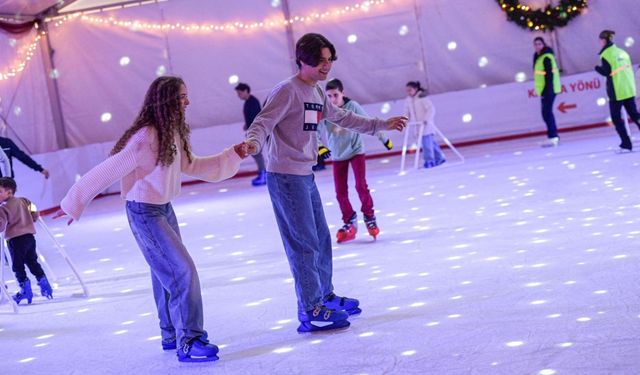 İzmir’de buz pistlerine yoğun ilgi: 15 Şubat’a kadar açık olacak