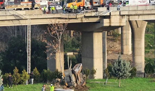 İzmir’de korkunç kaza: Freni boşalan tır viyadükten düştü, 3 yaralı