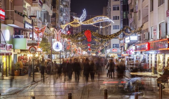 İzmir’in Taksim’i olarak anılıyor! İstanbul’daki İstiklal caddesini aratmayan bu caddeye giden başka yere uğramıyor