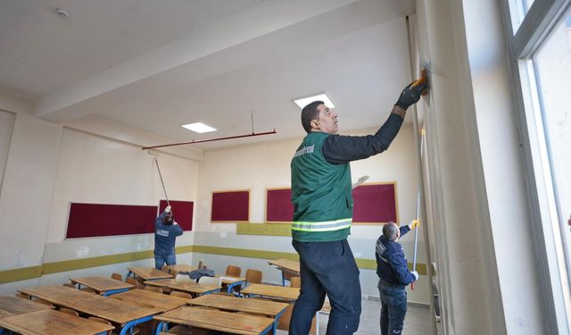 Tatilde Konak Belediyesi'nden okul mesaisi