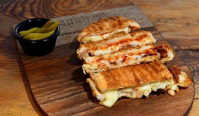 Gece gece tost perileri mi geldi? İşte ağzınızın suyunu akıtacak meşhur sanayi tostu tarifi!