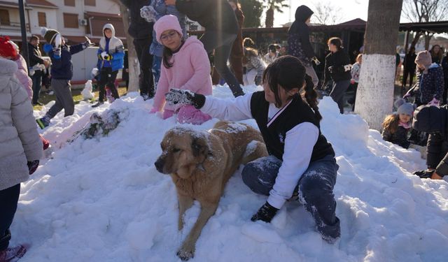 Seferihisar Belediyesi'nden miniklere kar sürprizi