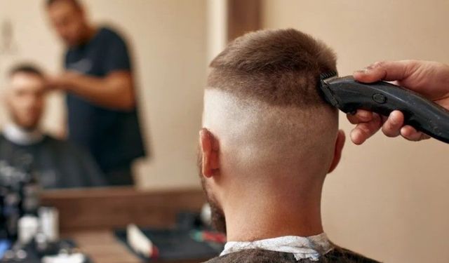 Suçla ilişkilendirilen ‘Tas Kafa’ tıraşına gençlerden yoğun ilgi: İzmir'de berberler şaşkın
