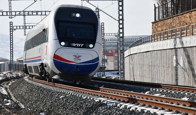 CHP'li Bakırlıoğlu'ndan Ankara-İzmir YHT tepkisi: Şantiye var, tren yok!