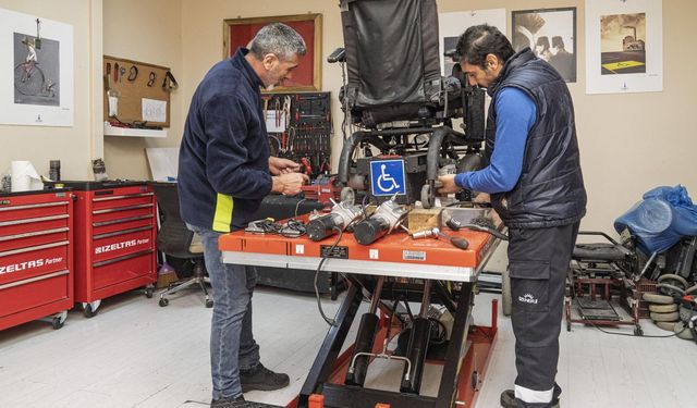 İzmir’de tekerlekli sandalyelere ücretsiz destek: Özgürlük istasyonu