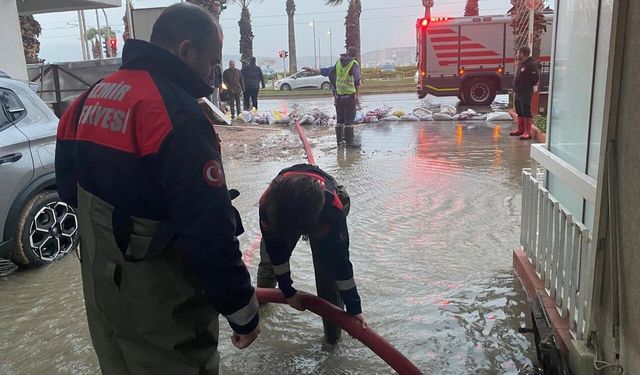 İzmir’de 50 yılda bir görülen fırtına: Kıyı hattında korkutan su yükselmesi