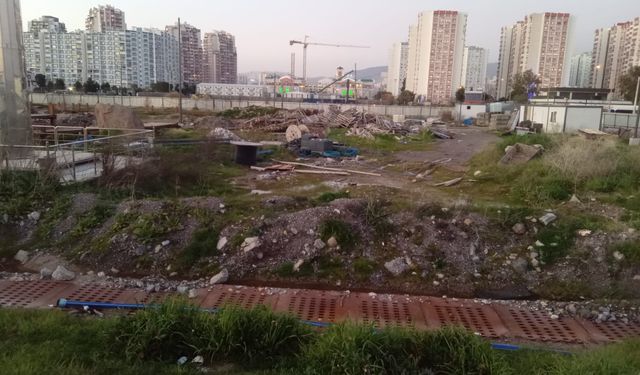 Deniz kenarında şantiye görüntüsü: Flamingo Parkı çıkmazı