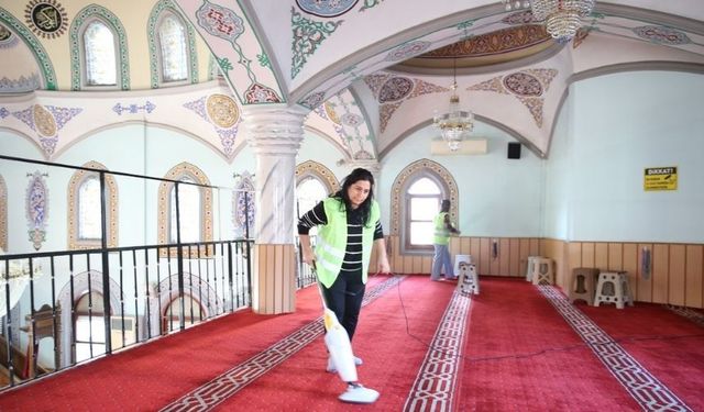 Çiğli'de camilerde temizlik mesaisi