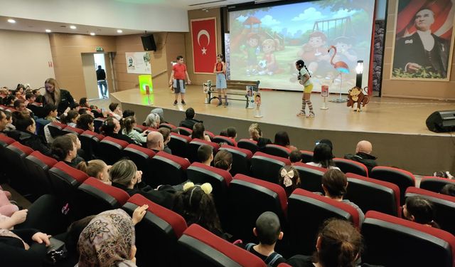 Çiğli’de tiyatro şöleni: Minikler Mikroplara Karşı sahnede