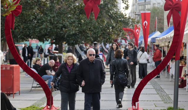 Konak'ta Sevgililer Günü kermesi başladı
