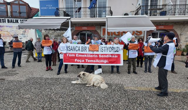Foçalılardan Migros Depo işçilerine destek eylemi:  Hak yoksa alışveriş de yok
