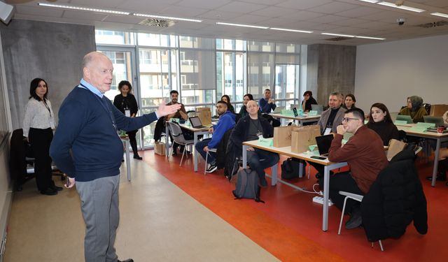 İEÜ’de yapay zekâ destekli dil eğitimi