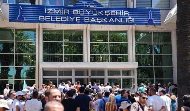 Bir işçi çatıdan düşerek yaşamını yitirmişti... İzmir Büyükşehir çalışanlarından sitem: Başsağlığı bile dilenmedi