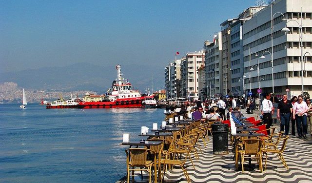 Bahar kapıda, turistler yolda: İzmir’in yazılı olmayan 5 kuralı