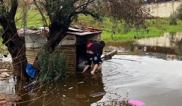 İzmir’de yağışların ardından yükselen sular barakayı bastı: İtfaiye eri vatandaşı sırtında taşıdı