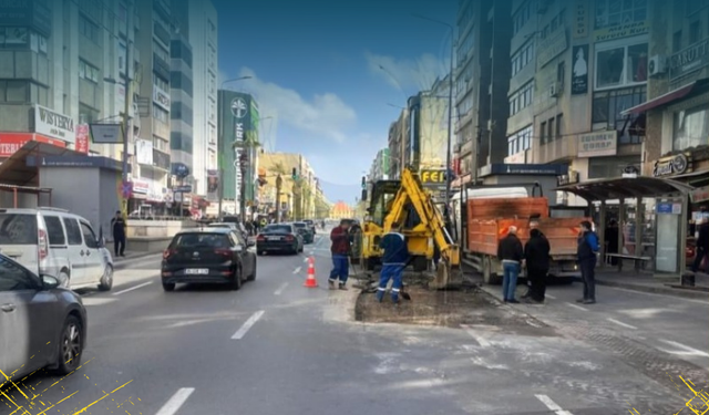 İzmir’in kritik bulvarında asfalt çalışması: Trafik Çankaya yönünde 2 şeride düştü