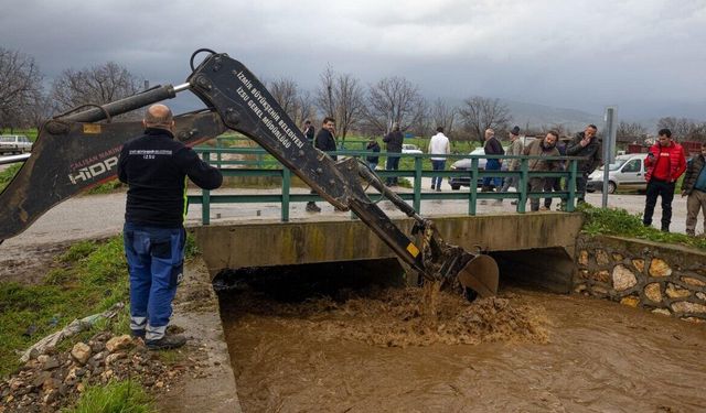 İzmir yağışa teslim: Kırsal yollarda göçükler oluştu