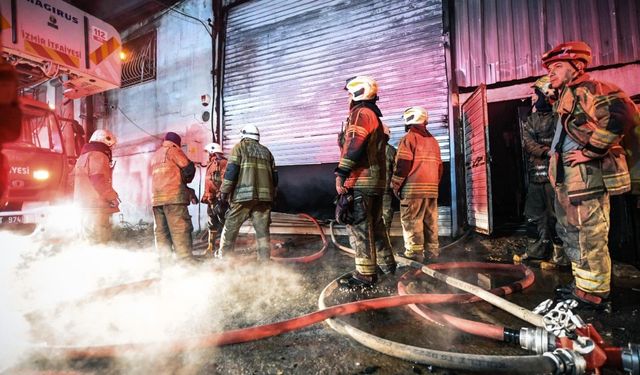 Buca’da mobilya atölyesinde yangın alarmı: Yoğun duman gökyüzünü sardı