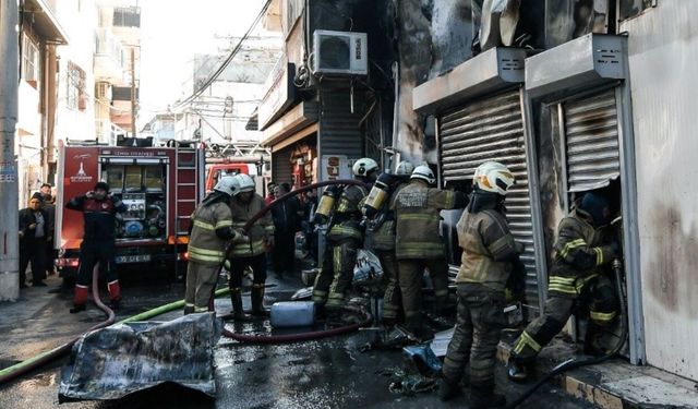 İzmir'de iş yeri yangını alarmı: Gökyüzü dumanla kaplandı