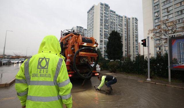 İzmir’de kuvvetli sağanak: Kriz masası devrede!