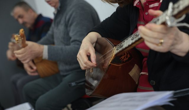 İzmir'de ücretsiz bağlama kursu: İlgi yoğun