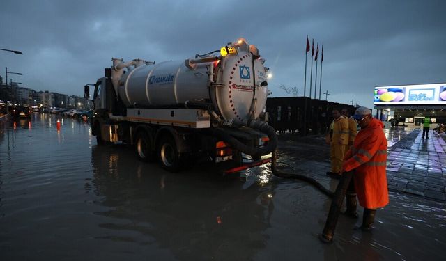 İzmir’de yağış alarmı: Su baskınlarına karşı anında müdahale