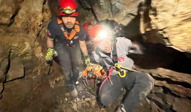Mağarada 9 saatlik kurtarma operasyonu: 26 yaşındaki öğrenci yaralı olarak kurtarıldı