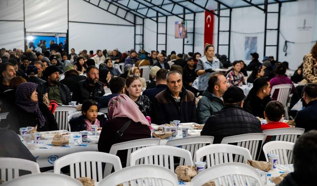 Bergama’da Ramazan dayanışması: Cumhuriyet Meydanı’nda toplu iftar geleneği