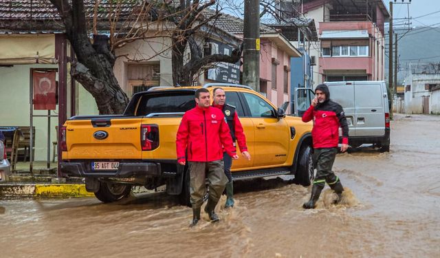 Torbalı Belediyesi, yoğun yağışta riskli noktalarda önlemleri artırdı: Başkan Demir afeti sahada yönetti