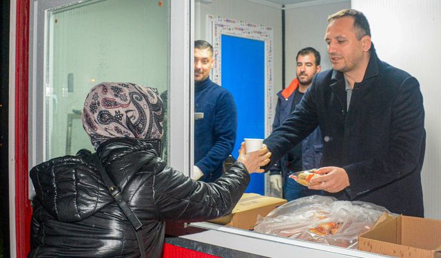 Bornova’da sabah dayanışması: Başkan Eşki vatandaşa çorba ikram etti