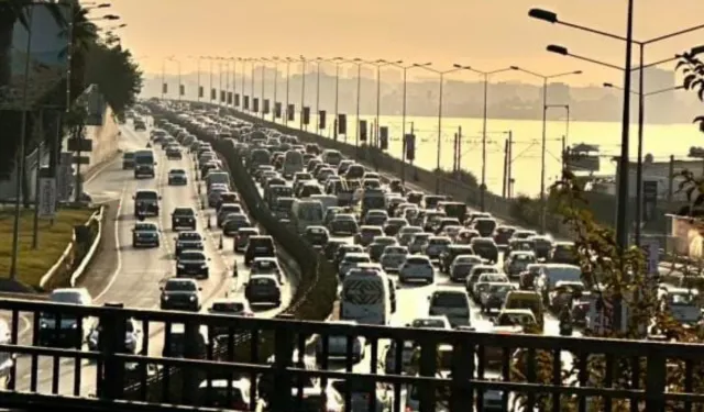 Yeni yılın ilk verisi: İzmir trafiği artıyor, kayıt hız kesiyor