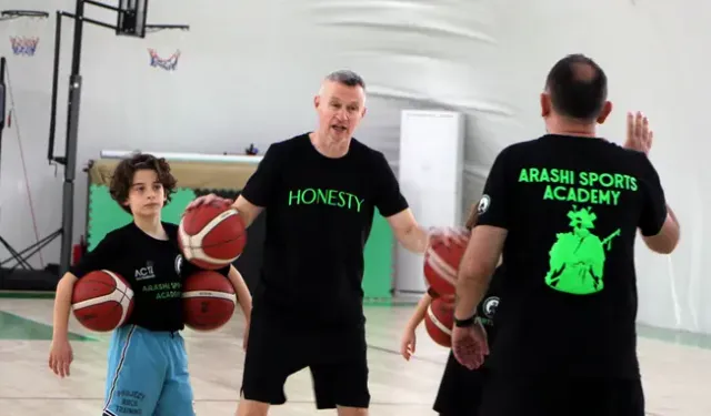 Alperen Şengün'ün antrenörü İzmir'de genç basketbolcularla bir araya geldi