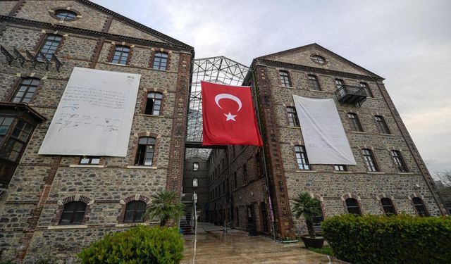 Seda Kaya'dan AKP'li isme cevap: İzmirlilerin vergisiyle restore edilip halka açılan bir mekana çökülüyor!