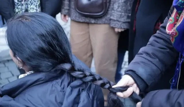 İzmir'de 'saç örme' videosuyla tutuklanan 16 yaşındaki A.K. tahliye edildi