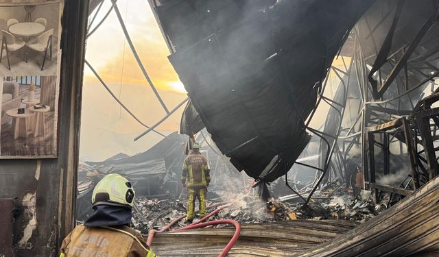 İzmir'de korkutan yangın: 3 atölye ve 2 depoda yangın!