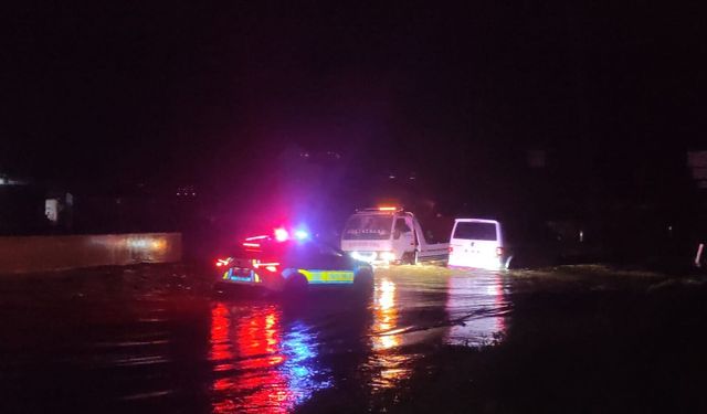 Ödemiş'te sağanak: Yollar kapandı, arabalar mahsur kaldı