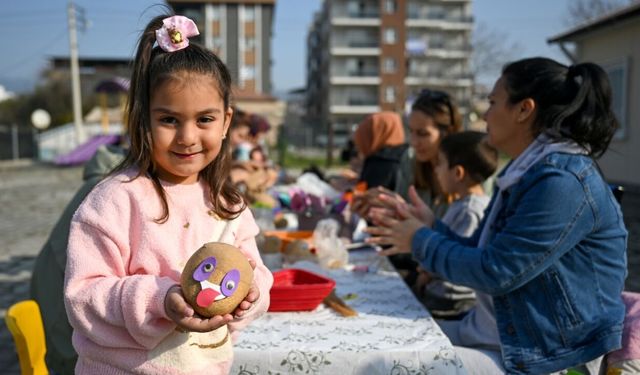 Bornovalı miniklere Çim Adam Atölyesi: Hem öğreniyor hem sosyalleşiyorlar