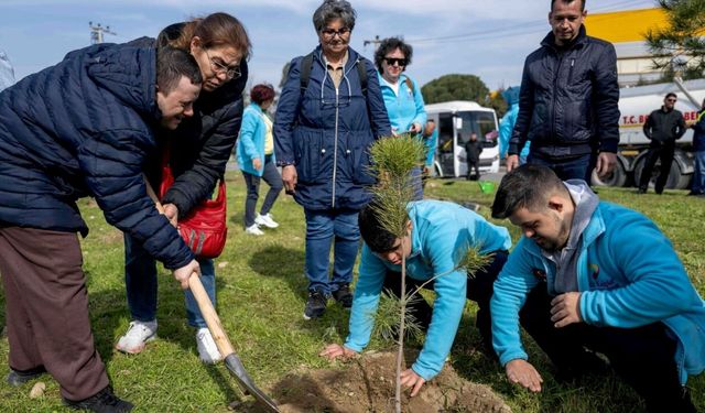 İzmir’de anlamlı proje: Bornova’nın en özel fidanları toprakla buluştu