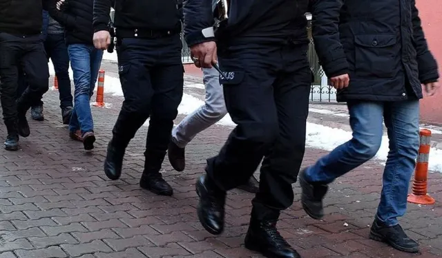 İzmir'de yolcu minibüsünde uyuşturucuyla yakalanan 2 zanlı tutuklandı!