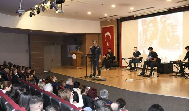 Çiğli’de Anadolu Rock rüzgârı: Manço ve Karaca şarkılarıyla anıldı