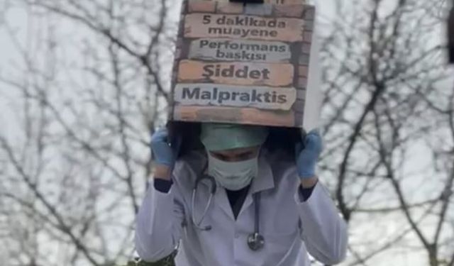 İzmir’de Emekçi Hekimler Anıtı açıldı