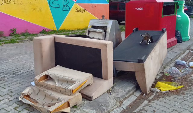 Karşıyaka’da aynı manzara: Çöp kenarı yine mobilya çöplüğü